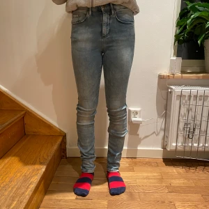 Hm 27/32  - Söta jeans från hm 27/32 jättestretchiga och sköna. 100kr (exklusive frakt) Hör av dig om du är intresserad!! 