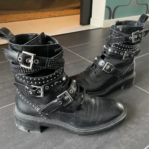 Boots från zara - Säljer dessa slutsålda skor från zara med snygga detaljer, storlek 37, kan mötas upp i Stockholm💖