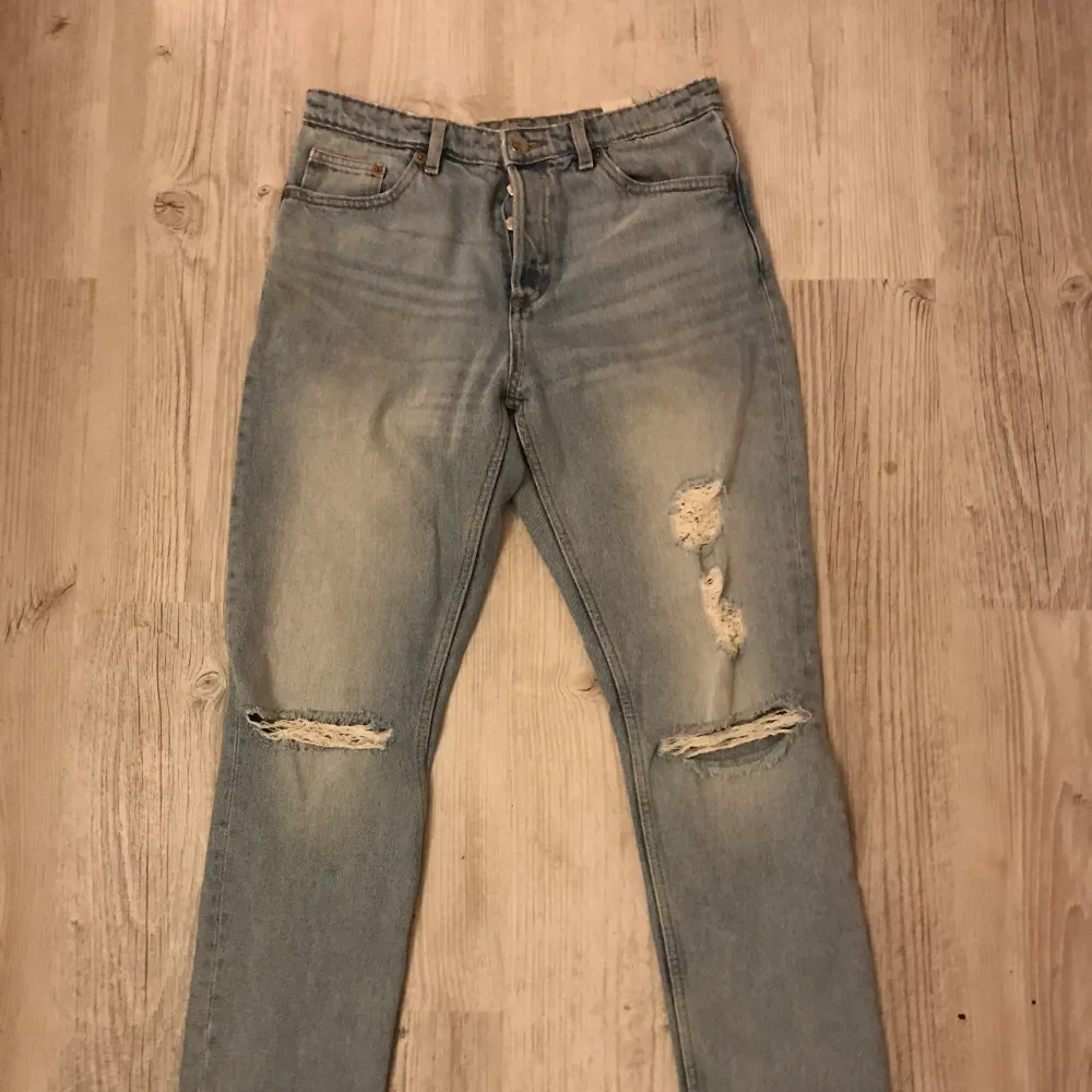 Snygga boyfriend jeans ifrån monki i bra skick. Är storlek 27. Köpare står för frakt . Jeans & Byxor.