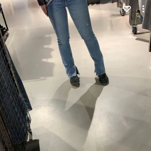 Slitsade jeans köpta på carlings för ca 1 år sedan  - Jeansen är i bra skick och är i storlek 27 motsvarande s/m men mer åt s 