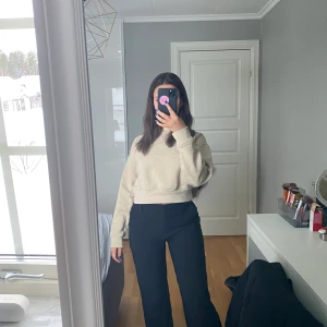 Beige tröja - Snygg och skön tröja från monki. Superfin beige färg!! Köparen står för frakten.