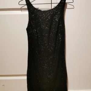 Paljettklänning  - Svart paljettklänning från Only. Använd ett fåtal ggr. Väldigt kroppsnära. 