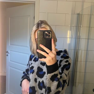 Tröja med leopardmönster  - Säljer denna jättefina stickade tröja med leopardmönster. Säljer då den ej kommer till användning längre 🤍 sparsamt använd, storlek 2xs men sitter som en xs/s. Säljer för 50kr men bud om fler är intresserade!💕