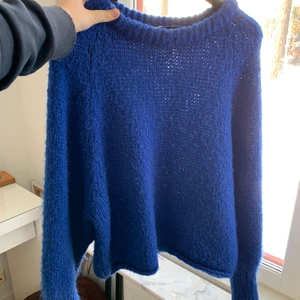 Snygg mörkblå stickad från zara  - Säljer denna snygga stickade tröja från zara 