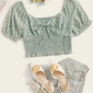 Sommar topp - Jättefin topp från SHEIN, jätte fint material och skönt för den delen! Jag säljar denna tröja då den var en aningen för liten på mig (är 173 och har ofta M, men den vart för liten i bysten) 