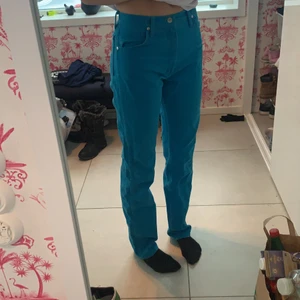 Wrangler - Jättefina turkosa wrangler jeans som inte visar några tecken på användning👽👽 