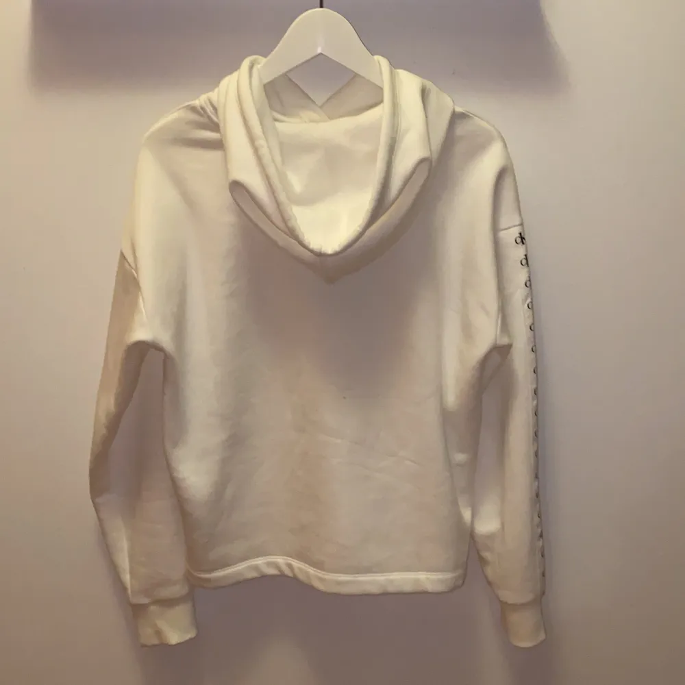 Vit Calvin Klein hoodie, köpt i USA. Använder aldrig, därför säljs den! Liten logga på framsidan, samt på ärmen! Fluffig/ fleece på insidan (pris kan diskuteras). Tröjor & Koftor.