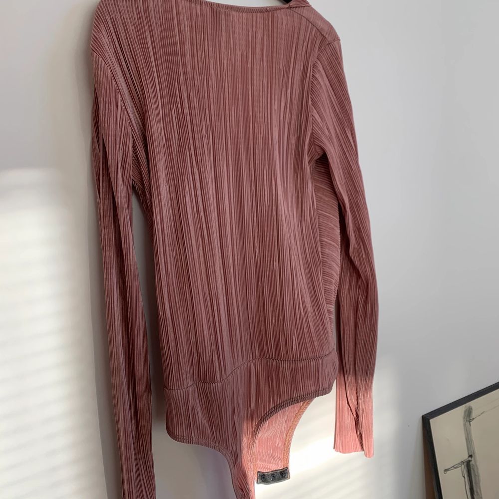 SĂ€ljer en sĂ„ snygg body i smutsrosa fĂ€rg dĂ„ den tyvĂ€rr Ă€r för kort för mig. Bodyn Ă€r i string sĂ„ att man inte fĂ„r nĂ„gon trosrand!đ Storlek S men skulle sĂ€kert passa en XS som Ă€r lite lĂ€ngre! Kan skickas men dĂ„ stĂ„r köparen för frakten som blir 66kr!đ„°. Toppar.