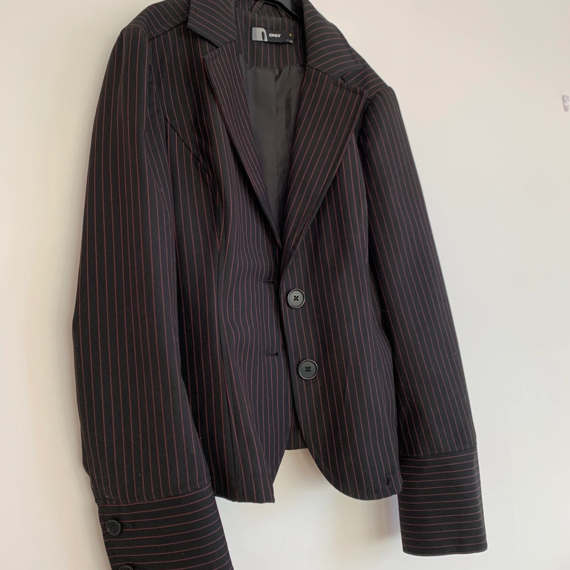 Svart/rosa randig kavaj!