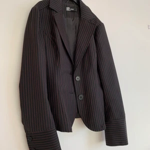 Svart/rosa randig kavaj!  - Snygg kavaj från Only i storlek 38! Ger en väldigt fin form💞 kan skickas men då står köparen för en fraktkostnad på 66kr🥰