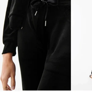 Velour byxor/mjukisbyxor Gina tricot svart - Jag säljer mina mjukisbyxor på grund av fel storlek, nästan som helt nya i storlek xs men kan även passa s. 😊 jag kan skicka flera bilder vid intresse   Finns i Tumba/Stockholm  Har swish