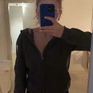 Vintage champion hoodie - Jättejätte snygg oversized zipper hoodie från champion 💕 knappt använd alls , säljer då den inte kommer till använd. Köp direkt för 400 eller bud 