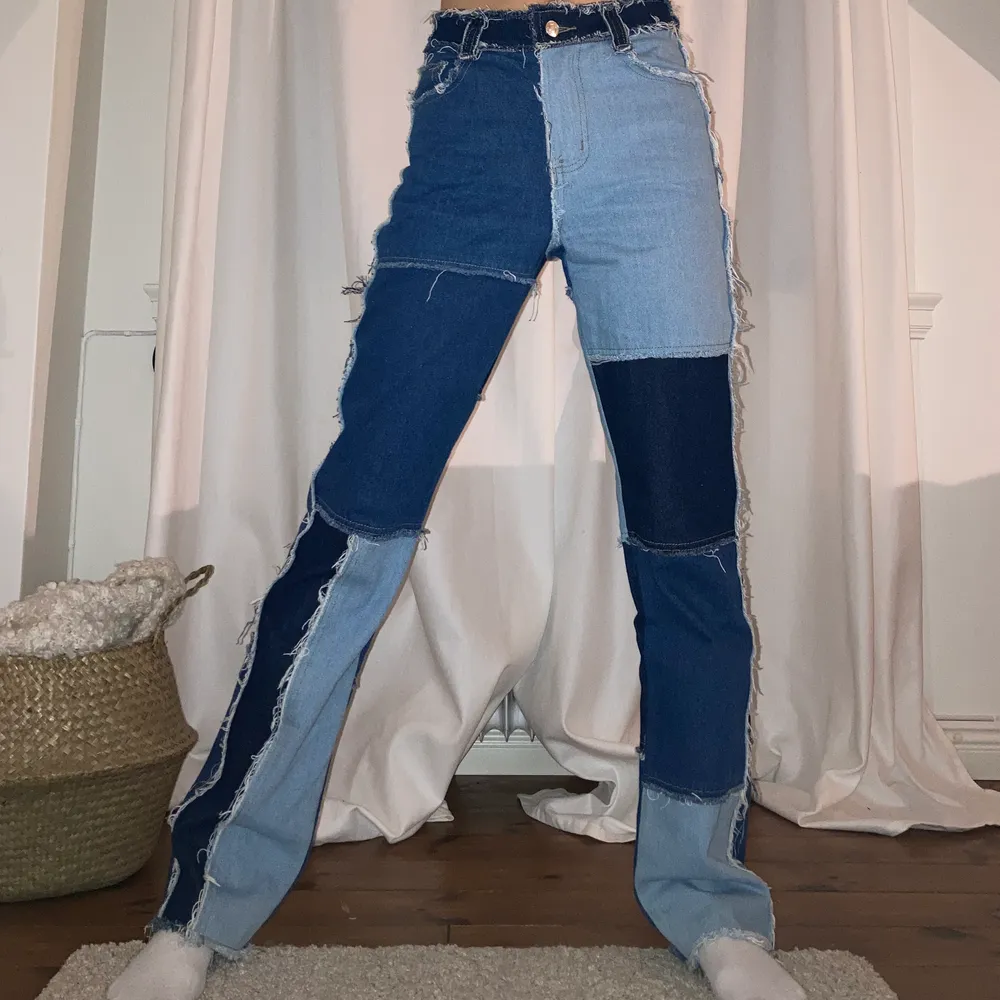 patchwork jeans från jaded london💙🤍 väldigt bra skick! jag är 165cm lång!. Jeans & Byxor.