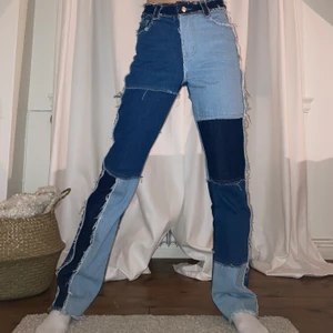 patchwork jeans - patchwork jeans från jaded london💙🤍 väldigt bra skick! jag är 165cm lång!
