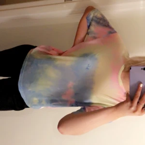 Färgglad t-shirt - En cool t-shirt som endast använd. Fanns inga lappar när jag köpte den då den är färgglad och lite genomskinlig. 