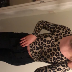 Leopard tröja - En leopard tröja man kan välja att vara offshoulder eller inte. Stretchiga i materialet och skulle passa både S och M. Köparen står för frakt