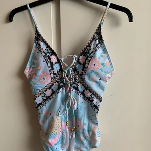 Body/Baddräkt - Råkade köpa två stycken och säljer därav en helt oanvänd baddräkt från DM som kan användas som en body också. Nypriset för denna är 399 kr pch jag säljer den för enbart 50 kr 💧💙 Frakt tillkommer med 62 kr