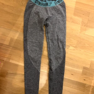 Gymshark tights - Säljer dessa sköna grå gymshark tightsen som jag knappt använt. Modellen heter flex och är i storlek S. Nypris 450kr