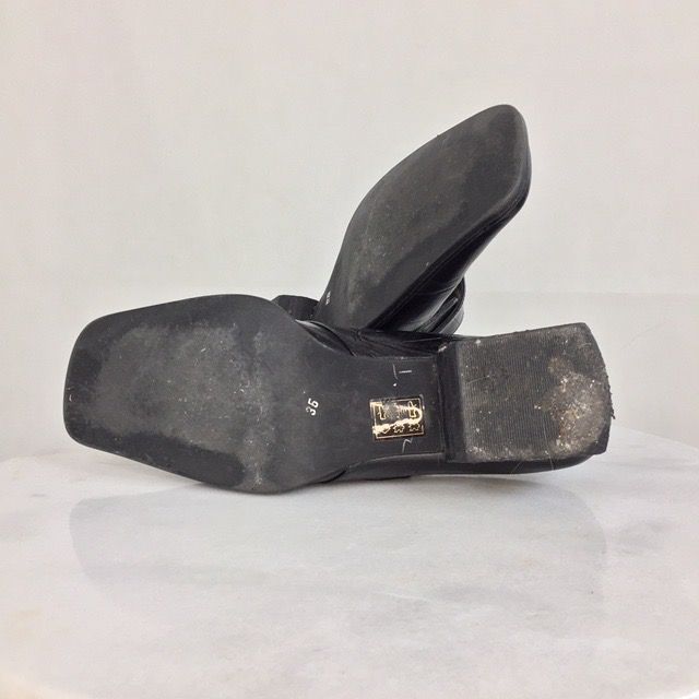 Dessa superfina skor är från Charles, svart färg. Storlek 35 men passar en 36-ish. Ingen retur eller refund. Kolla gärna mått. Klack längd 2.7cm och sulan 24.5cm. SafePay knappen är aktiverad så det går att köpa direkt utan att behöva meddela! Spårbar frakt på 66kr är inräknad i priset och SafePay tar 10% av betalningen. Tyvärr kostar det lite extra då jag alltid kommer skicka spårbart och ta safepay för bådas säkerhet. Skor.
