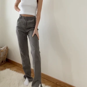 Gråa jeans. Stl 36 - Så snygga jeans i stl 36 köpa på Asos. Garderobsrensning så kolla gärna in mina andra annonser🐻🤎☁️⚡️
