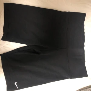 Nike cykelbyxor - Nike cykelbyxor i bomull material, alltså inte tränings material!! Super fina säljer då de är för små för mig, storlek S, frakten kostar 44kr