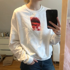 Vit tjocktröja - Tjocktröja med coolt tryck vid bröstet!!⚡️