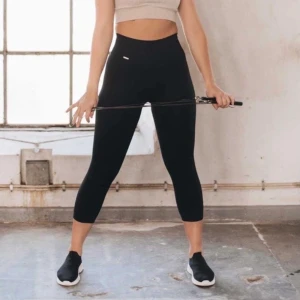 Träningstajts från Aim’n  - Jättesnygga tights från Aim’n men kommer inte till användning. Är deras ribbade tights i 7/8 längden så den går lite längre upp på benet! Fint skick, inte använda så många gånger. Frakt tillkommer på 48 kr🤍