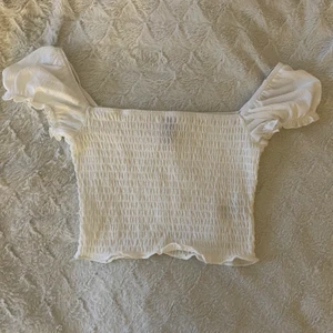 H&M - En söt topp från h&m. Strl S, säljer den pågrund av att den är för liten🥺 Aldrig använd och därav är den helt som ny 🤍köparen står för frakten🤍