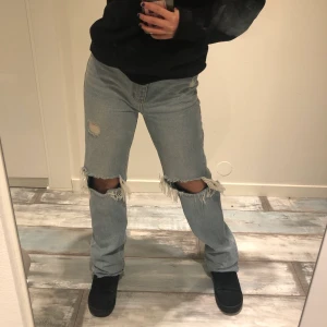 Blåa jeans med hål - Säljer mina jeans från PrettyLittleThing. Jag är 165 cm lång och dessa sitter såhär på mig! Min kompis är 172 cm och de funkar på henne också. Skick: 10/10. Storlek 8, motsvarar 36! Funkar för någon med storleken 34-38 🦋⚡️💓 ❌BUD:380kr❌ budgivningen avslutas vid 20:00 ikväll 🦋