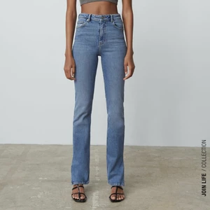 Zara jeans  - Säljer dessa jeans från zara med slits ner till. (Dm:a för fler bilder). Strl 38 men skulle säga att dem passar 34-36 beroende på hur man vill att dom ska sitta 