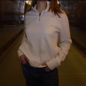 #7 VIT HALF ZIP - Först till kvarn gäller på alla våra plagg. Ingen budgivning och kunden står för frakten. Betalning sker via Swish till numret: 123 329 17 70 