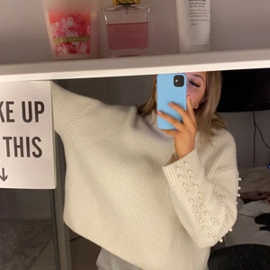 Stickad tröja med pärlor  - Detta är en tröja som är väldigt bred och otroligt skön, den har pärldetaljer på båda ärmarna. Frakt ingår och ligger på ungefär 40kr.