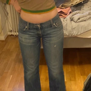Lågmidjade levis jeans - fett snygga lågmidjade vintage levis jeans 🌼 står ingen storlek vad jag kan se, men gissar på ungefär storlek 31/32. Jag är 165! högsta bud: 500 ❤️ köp direkt för 650