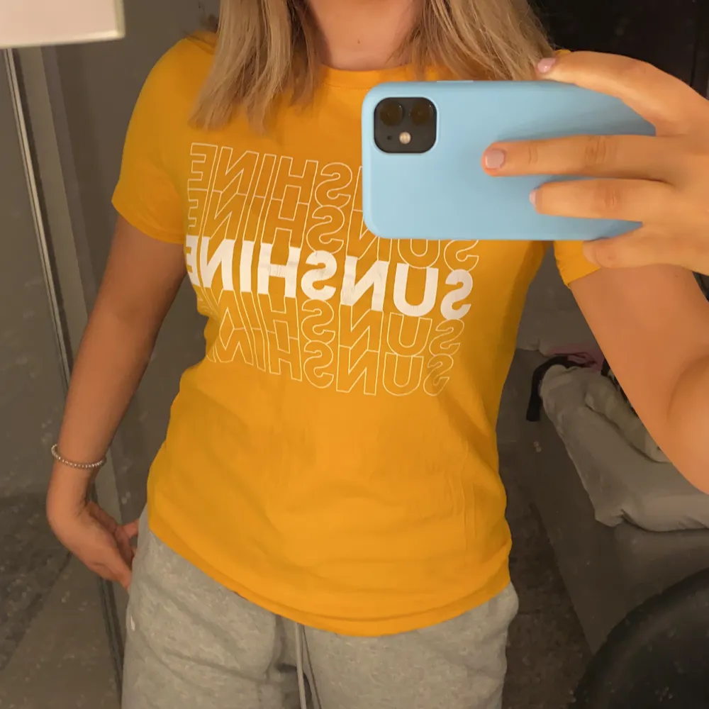 Skön och snygg T-shirt med text där det står ”sunshine”❤️ Frakten är 20kr❤️. T-shirts.