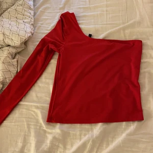 Snedskuren topp - Röd snedskuren topp med jätte skönt material och väldigt snygg❤️ kraft kostar 20kr❤️