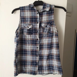  - Skjorta utan ärmar i tunt material. Normal i storlek och använd få gånger!
