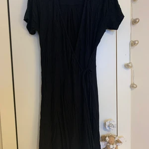 Svart omlottklänning - En svart omlottklänning i storlek 158-164 i barn men den passar någon med xs som är ganska kort, typ 160 och ner. Säljer en likadan i grå. Svårt att se hur den ser ut på bilderna men skicka om ni vill ha bättre bilder 💙