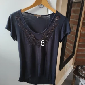 Märkeskläder i bra skick  - Bild 4 - Märke: Stockholm LM Storlek: small Pris: 100 kr ( nopprig men endast använt ett fåtal gånger)  Bild 5 - Storlek: x-small Pris: 50 kr (fint skick)  Bild 6- Storlek: small Pris: 50 kr (fint skick)