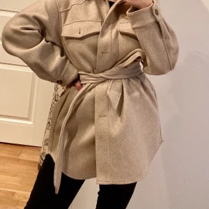 Jacka från zara  - En beige Kappa från zara. Storlek M för ville ha den oversized. Passar xs-m. Aldrig använd.