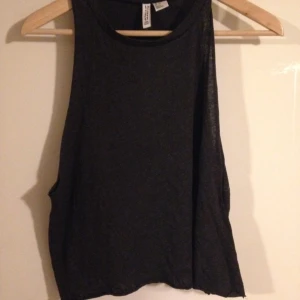  - Tunn sommrig magtröja med långa öppna ärmar. 