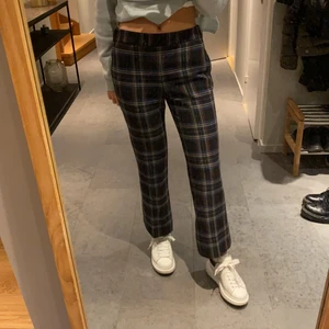 Zara Byxor - Säljer dessa snygga rutig byxor från Zara. De är köpta för flera år sedan! Jättesnygga dock lite kort för mig och min smak. Jag är 168 cm lång. Köparen betalar frakt💓