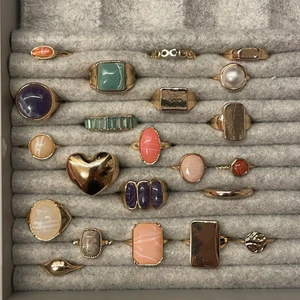 Ringar  - LÄS INNAN DU FRÅGAR!                                                  Första bilden: 1 för 30kr, 2 för 40kr, 3 för 45kr.Där efter 5kr extra per ring. Bild 2: 5 st random ringar för 30kr. 10 st= 50kr Ringarna är i olika storlekar, ungefär s/m frakt 15kr.