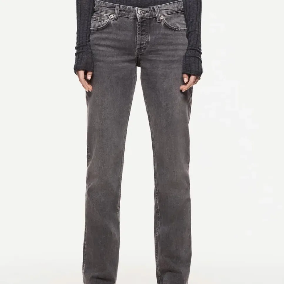 Snygga lågmidjade jeans från Zara som är slutsålda! Säljer då de inte riktigt är min stil🥰. Jeans & Byxor.