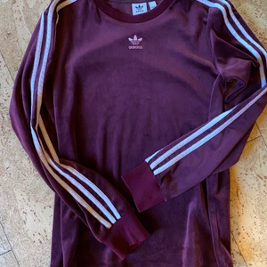 Adidas tröja  - Jättefin vinröd sammets tröja som används för sällan, köpt i Australien storlek 10 (xs-s) jättefint skick 250kr+63kr frakt 😇