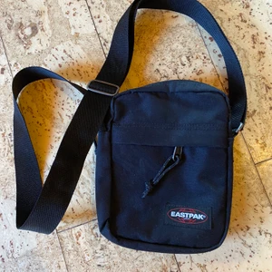 Eastpak väska  - Eastpak väska, ytterst lite använd. 150kr+63kr frakt 🥰