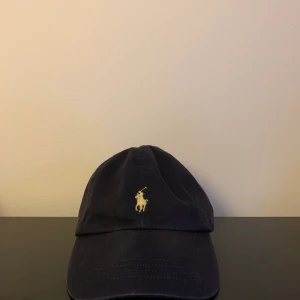 Polo keps - Säljer en polo keps, haft den ett tag nu. Köpte den för 350kr, säljer den för 99kr. Cond 7/10. 