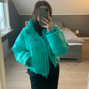 Jacka från Pull&bear - Säljer denna snygga jacka som jag köpt på asos från pull&bear, tror jag. Köpt för 2 år sedan och har aldrig använt den. Frakt tillkommer på 63kr och då är den även spårbar