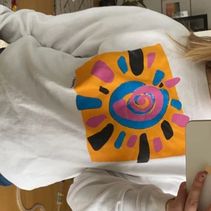 tröja med tryck  - Säljer denna coola tröja med ett tryck. Passar alla storlekar 