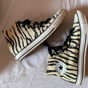 Converse zebra - Trendiga converse i storlek 37,5😍🤩🥳🦓 som nya endast använda några gånger!