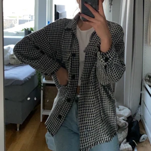 Jacka/kappa zara strl S/M - Skit snygg slutsåld jacka/kapp från zara. Säljer pågrund av att jag inte får användning av den. Nypris för 559kr, buda från 180kr 